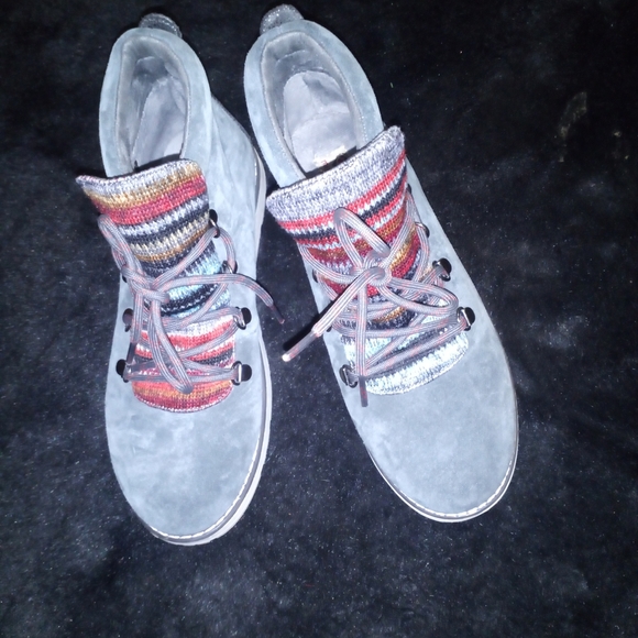 Skechers Gray and Red Lace Up Boots with Suede Finish - Picture 6 of 9